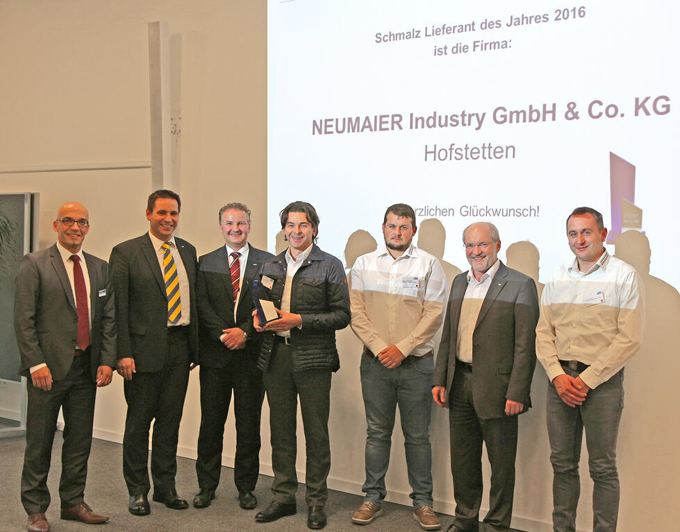 Bernd Neumaier received the award "Schmalz Supplier of the Year 2016" from J. Schmalz GmbH. (Photo: Schmalz)