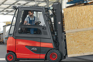 Rotating driver&#039;s workstation for forklift trucks