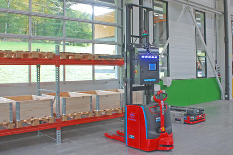 Factory Lift FL400: Automatisierter Hochhubwagen mit 2-Wege Antriebs-Lenksystem