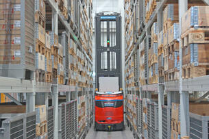 Vollautomatisierter Schmalgang-Stapler FK600