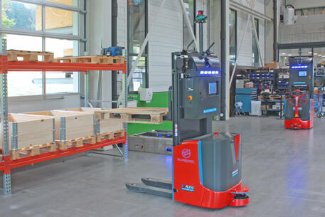 Factory Lift FL600: Automatisierter Hochhubwagen mit 4-Wege Antriebs-Lenksystem