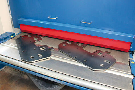 Schleifmaschine für das Schleifen, Entgraten, Verrunden und Entzundern von Blechzuschnitten