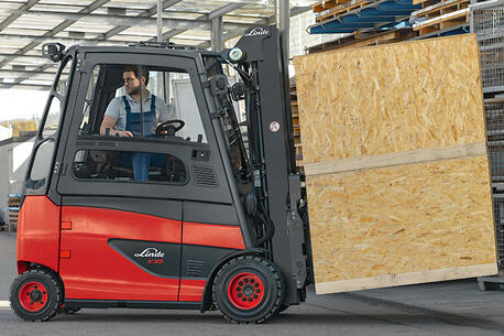 Maximale Sicherheit, körperliche Entlastung und eine hohe Umschlagleistung werden mit den drehbaren Fahrerarbeitsplätzen für Linde Gabelstapler erreicht.