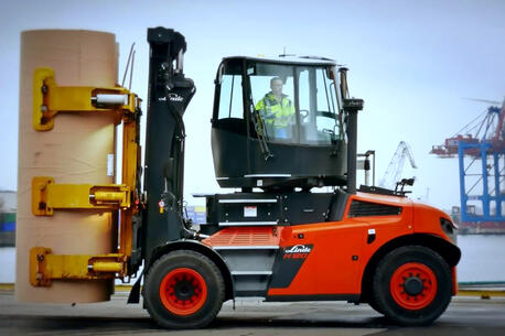 Optimale Rundumsicht und Sicherheit durch eine Drehkabine für die Linde Schwerlast-Stapler der Baureihe 1401.