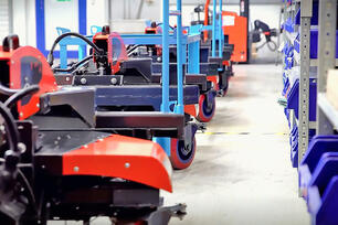 Die elektrische Lenkung des Routenzuges Factory Train FT500 ermöglicht per Knopfdruck eine Diagonalfahrt (Hundegang). Alle Lenkachsen werden automatisch eingeschlagen.